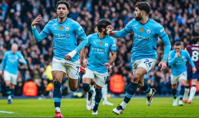 Omar Marmoush mở tỉ số từ pha kiến tạo dài nửa sân của thủ thành Ederson