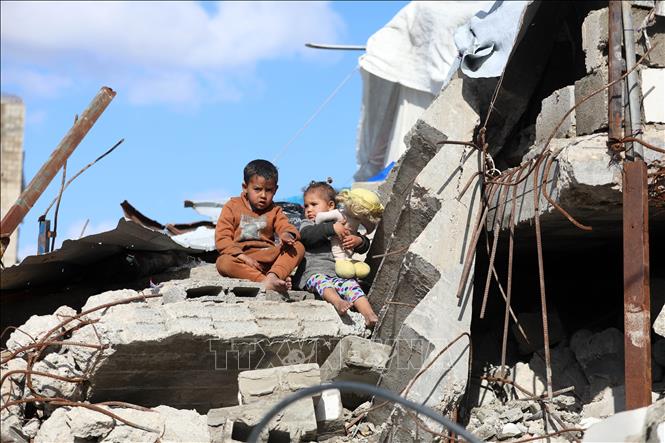 Các em nhỏ tại trại tị nạn Jabalia, Dải Gaza, ngày 14-2-2025. Ảnh: THX/TTXVN