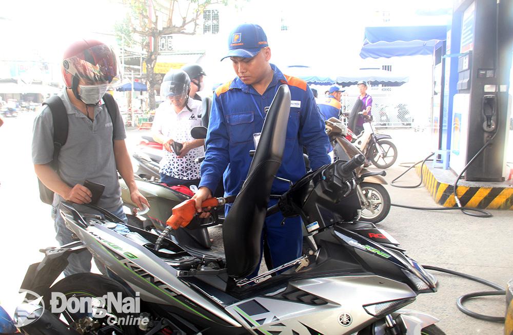 Giá xăng vượt mức 21 ngàn đồng/lít