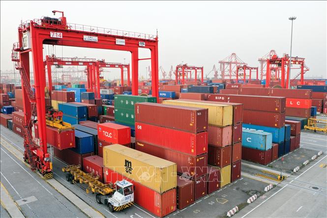 Container hàng hóa được xếp tại cảng ở Giang Tô, Trung Quốc. Ảnh minh họa: THX/TTXVN