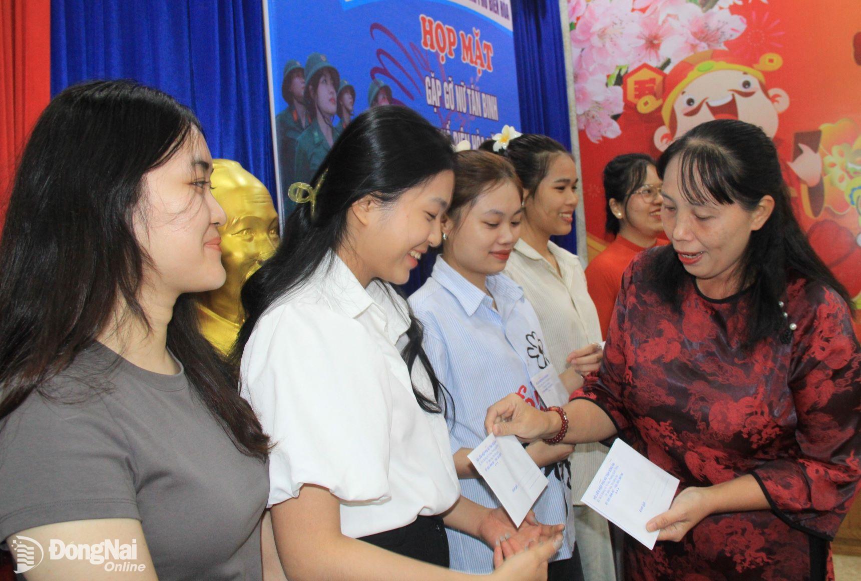 Chủ tịch Hội Liên hiệp phụ nữ tỉnh Lê Thị Thái tặng quà động viên các nữ tân binh. Ảnh: Nga Sơn