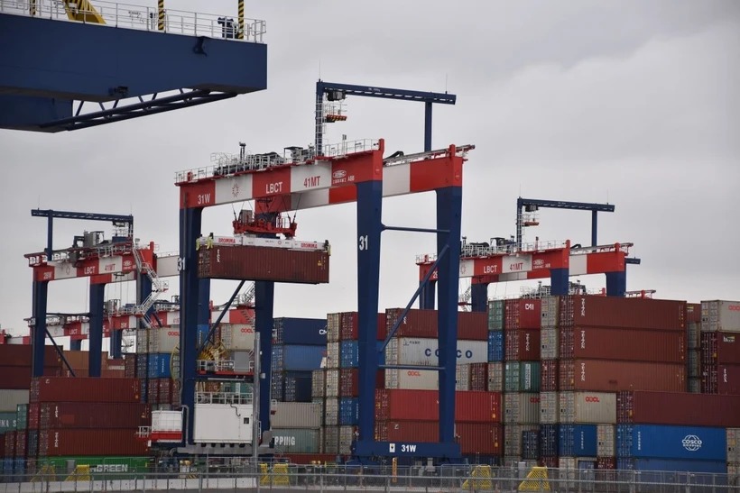 Quang cảnh cảng hàng hóa Long Beach ở California, Mỹ. (Ảnh: THX/TTXVN)