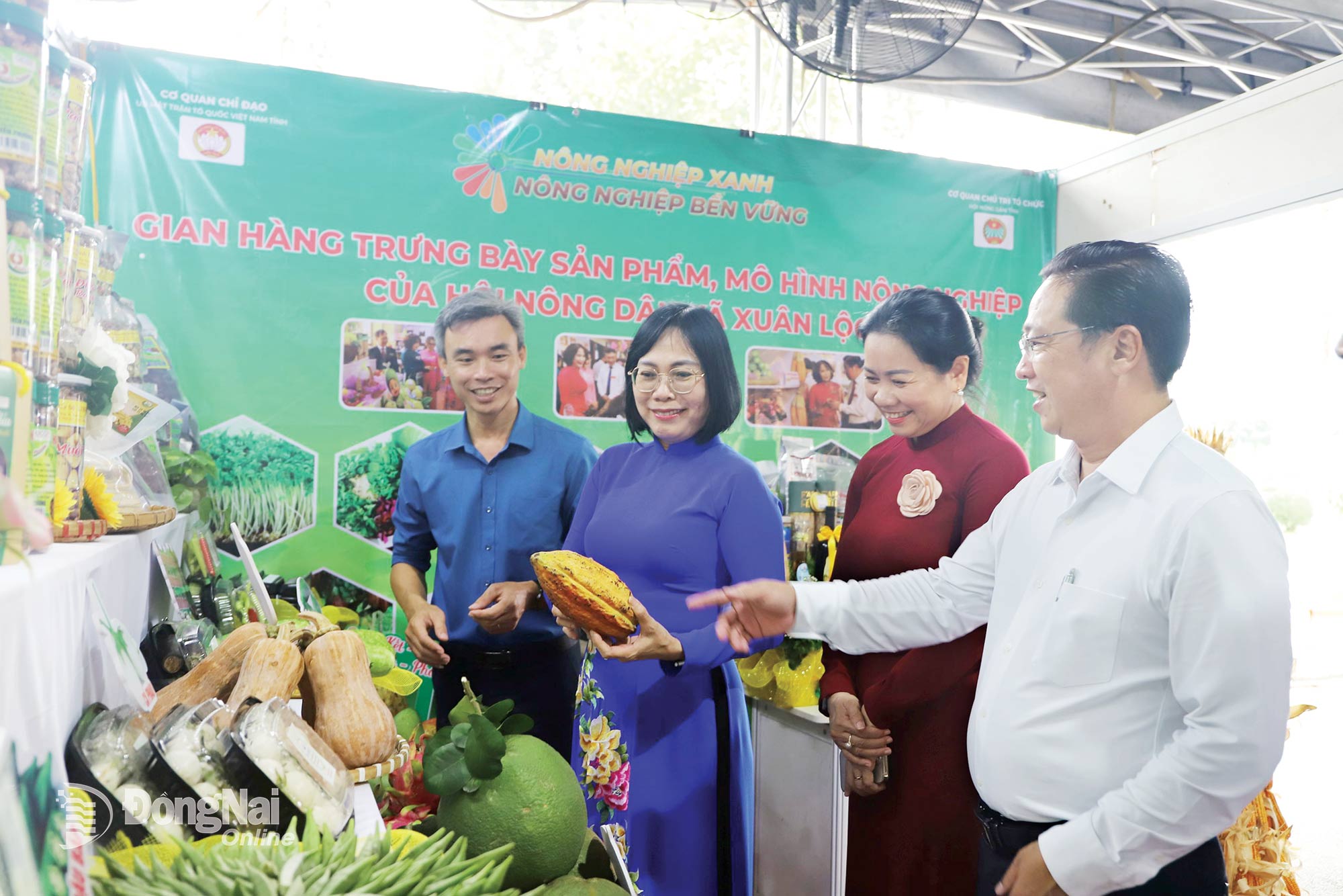 Tỉnh ủy viên, Phó Chủ tịch UBND tỉnh Nguyễn Thị Hoàng (thứ 2 từ trái qua) tham quan gian hàng trưng bày sản phẩm nông nghiệp công nghệ cao tại Triển lãm Thành tựu nông nghiệp tỉnh Đồng Nai năm 2025. Ảnh: Bình Nguyên