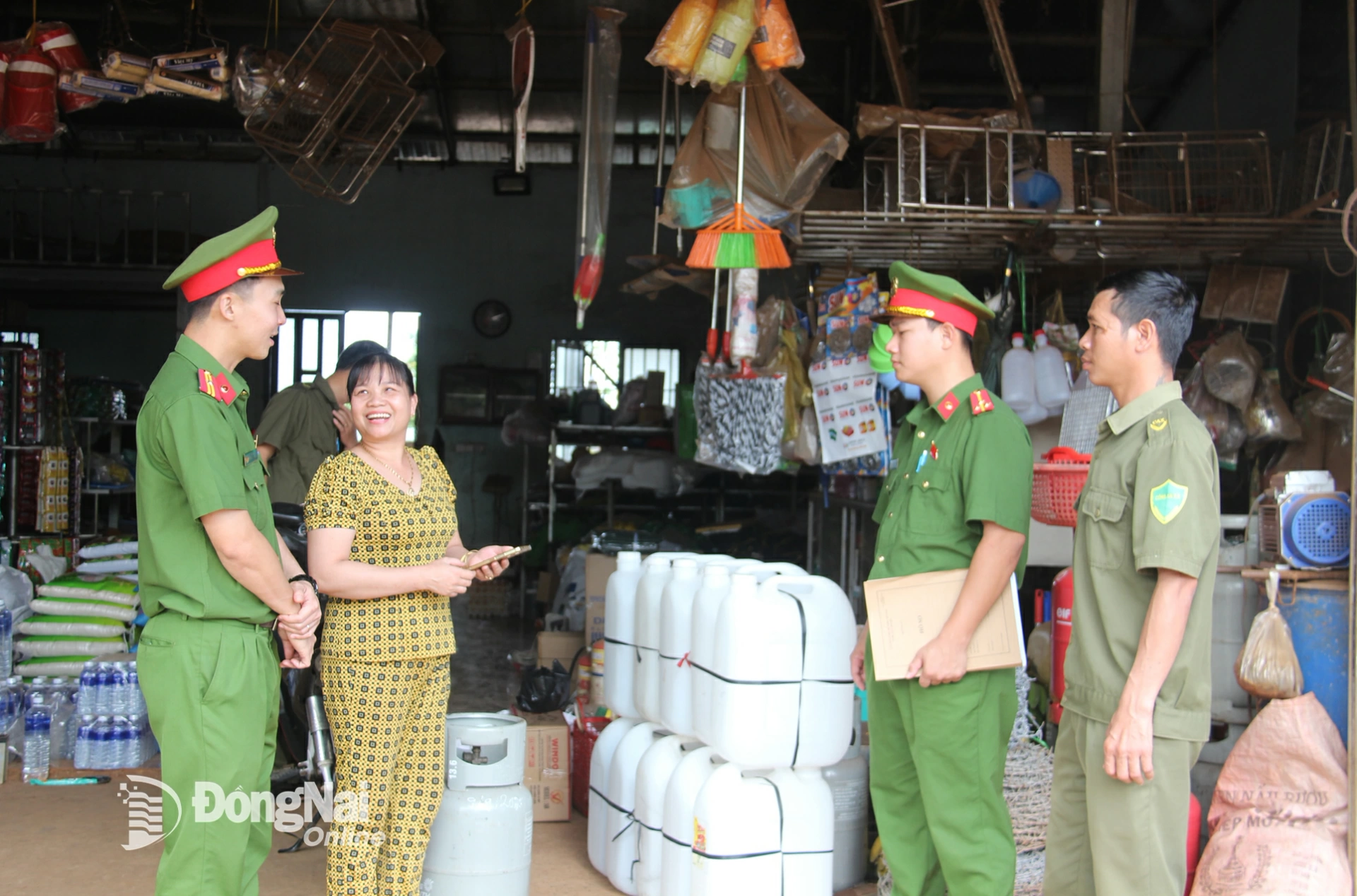Tổ công tác Công an xã Bù Gia Mập đến từng hộ dân để tuyên tuyền pháp luật. Ảnh: Trần Danh