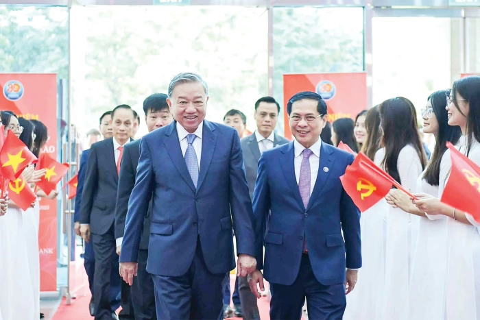 Cánh cửa của Việt Nam: Cánh cửa hòa bình, hữu nghị