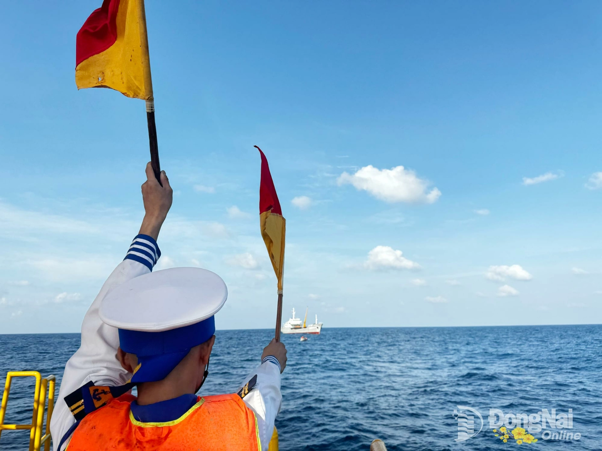 Soldiers of DK1 platforms perform the task of waving signal flags to guide ships and boats to the platform. Photo: B. Nguyen

