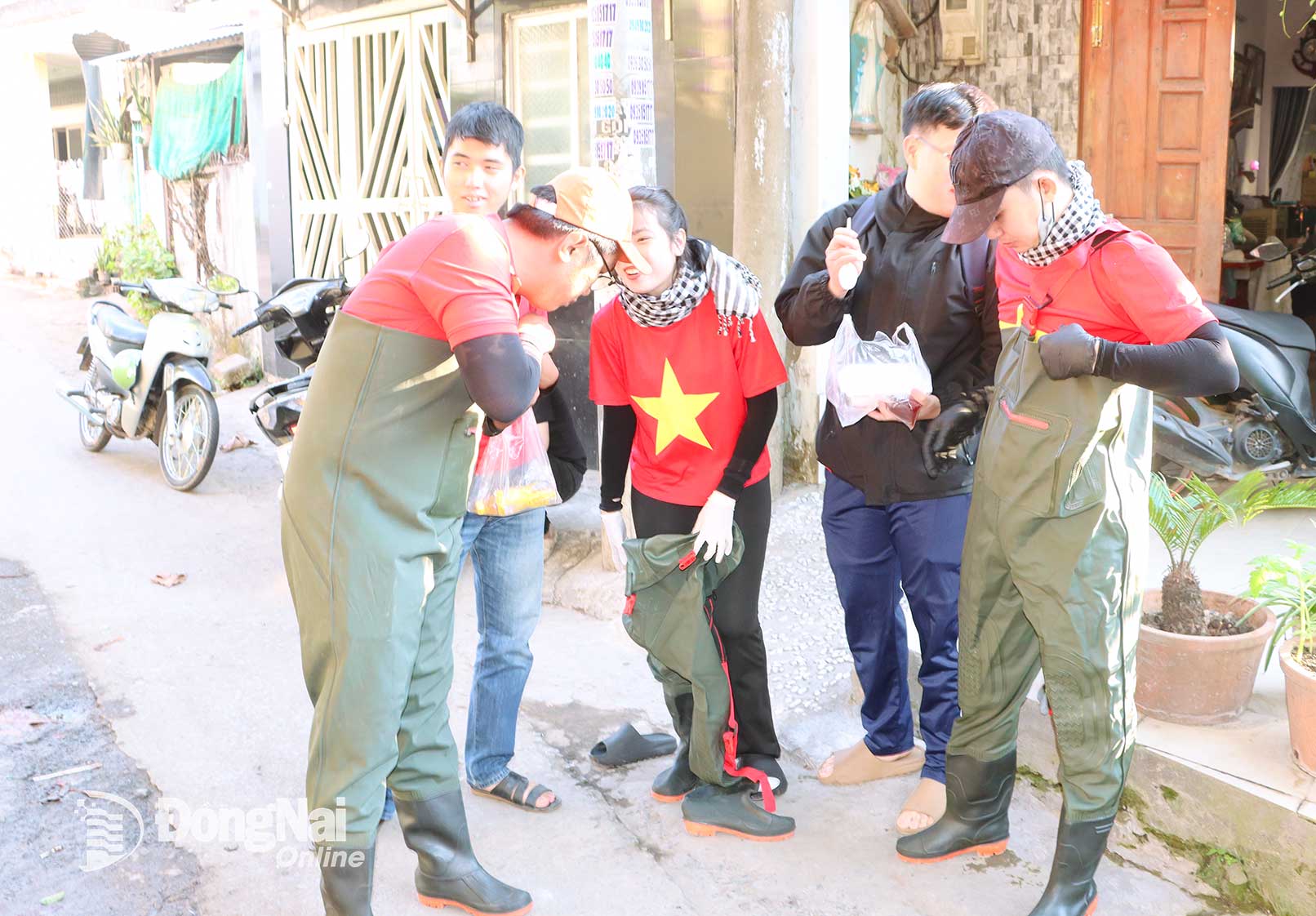 Volunteers with their protective gear prepare to collect waste. Photo: Vu Thuyen