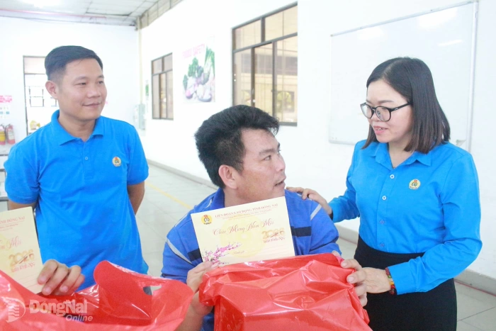 Liên đoàn Lao động tỉnh thăm, tặng quà Tết cho công nhân khó khăn