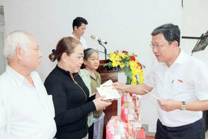 Dong Nai Provincial Delegation of NA deputies visits and presents gifts to policy beneficiary, disadvantaged families
