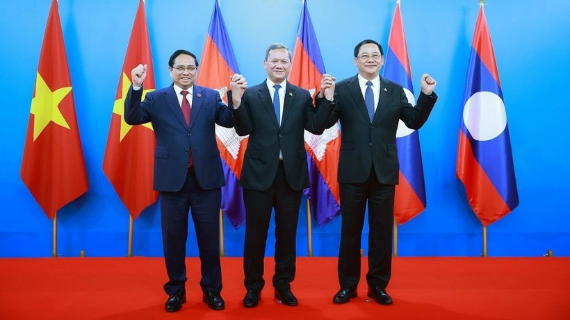 Trong khuôn khổ Cuộc gặp cấp cao giữa ba Đảng: Đảng Nhân dân Campuchia; Đảng Cộng sản Việt Nam và Đảng Nhân dân Cách mạng Lào diễn ra tại Phnom Penh (Campuchia), chiều 6/2/2026, diễn ra cuộc gặp giữa Thủ tướng Phạm Minh Chính và Thủ tướng Vương quốc Campuchia Hun Manet cùng Thủ tướng Lào Sonexay Siphandone. (Ảnh: Dương Giang-TTXVN)
