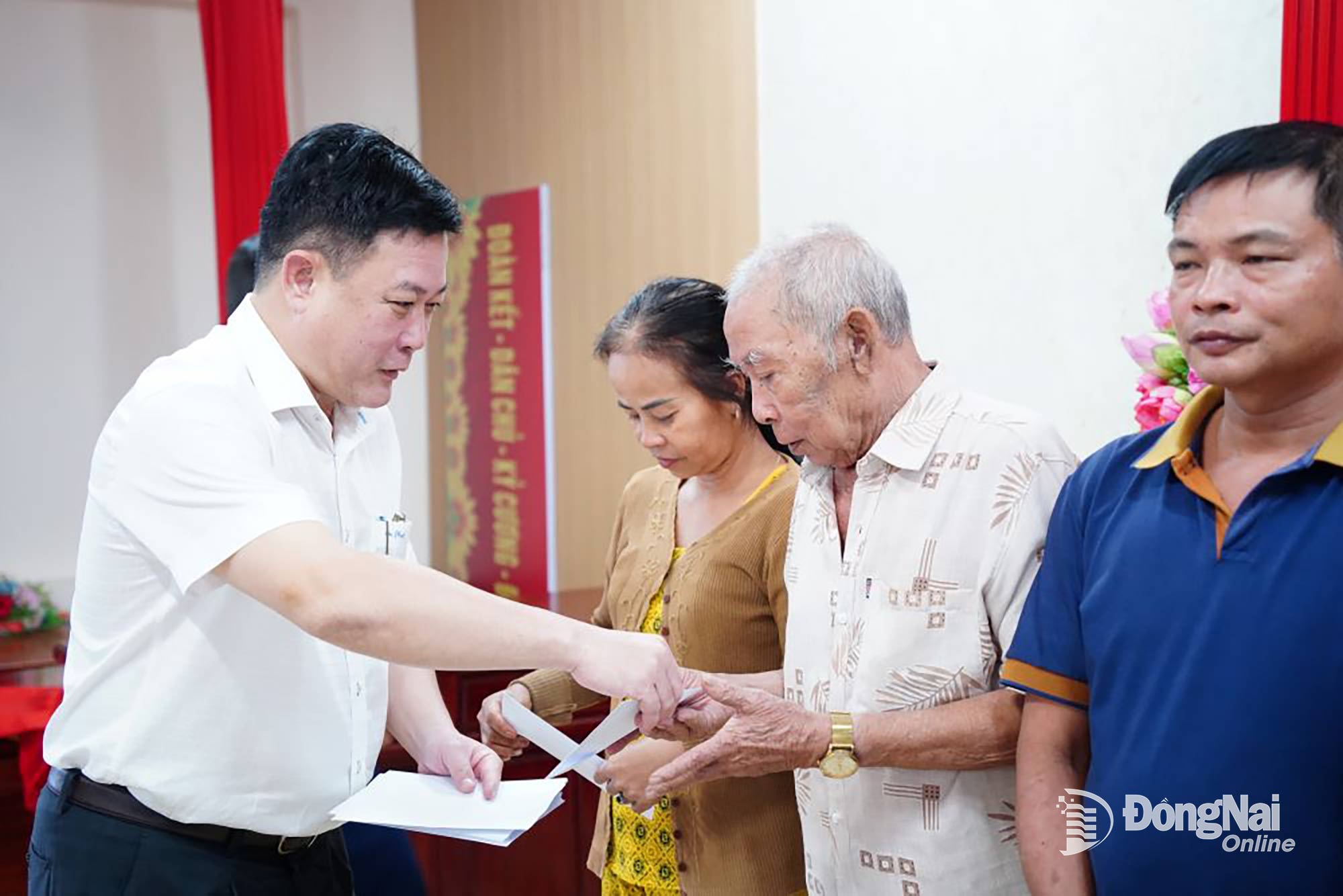 Member of the PPC, Party Secretary and Chairman of the People’s Council of Thien Hung commune Dang Ha Giang presents gifts to disadvantaged residents. Photo: Le Duy

