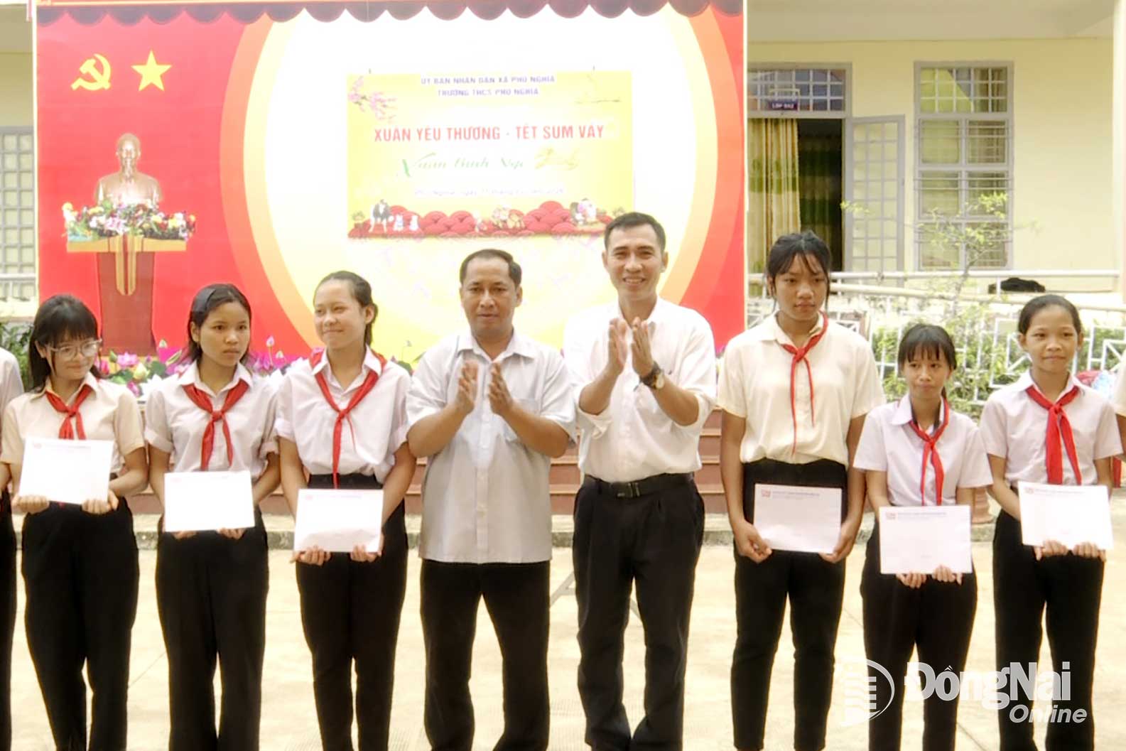 Meaningful gifts are presented to students of Phu Nghia Secondary School in the warm atmosphere of the approaching Spring. Photo: Thanh Mang

