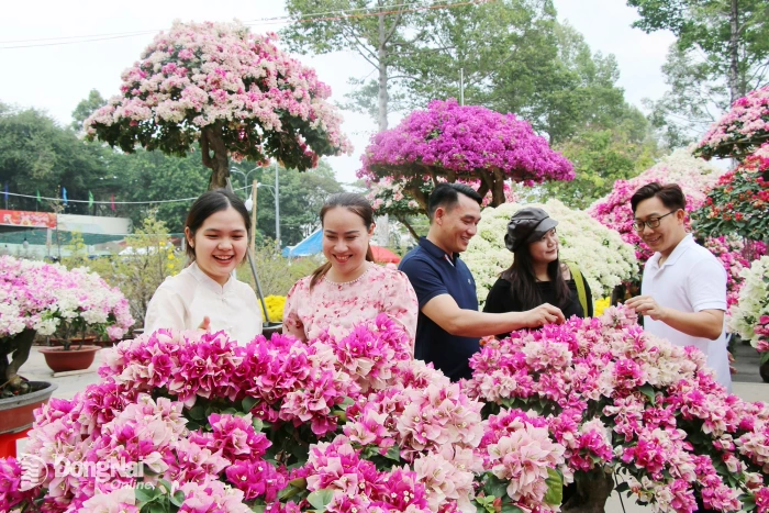 Spring flowers bustle on city streets