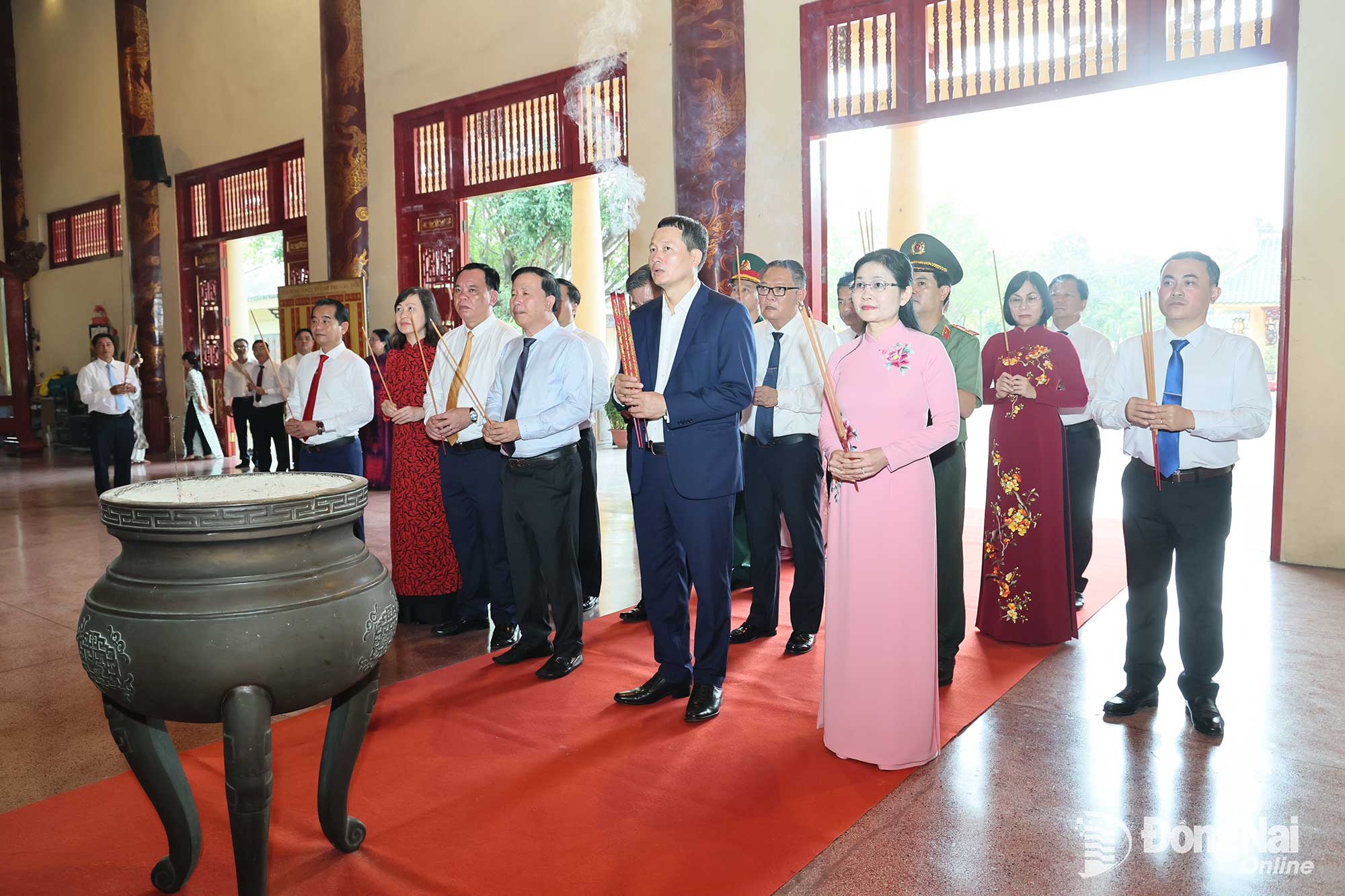 Member of the Party Central Committee, Secretary of the PPC and Head of the Dong Nai Delegation of NA deputies Vu Hong Van, together with Standing members of the PPC and delegates, offers incense at Tran Bien Temple of Literature. Photo: Cong Nghia

