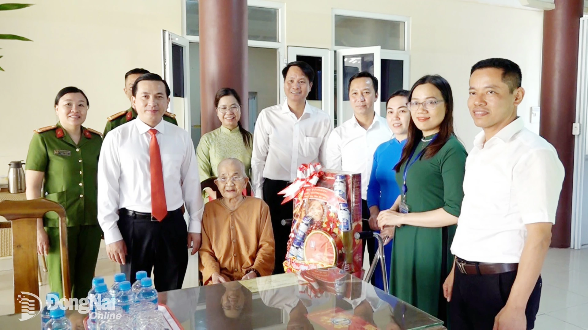 Đoàn công tác phường Trảng Dài thăm và tặng quà Mẹ Việt Nam anh hùng Lê Thị Dầy. Ảnh: Xuân Nương

