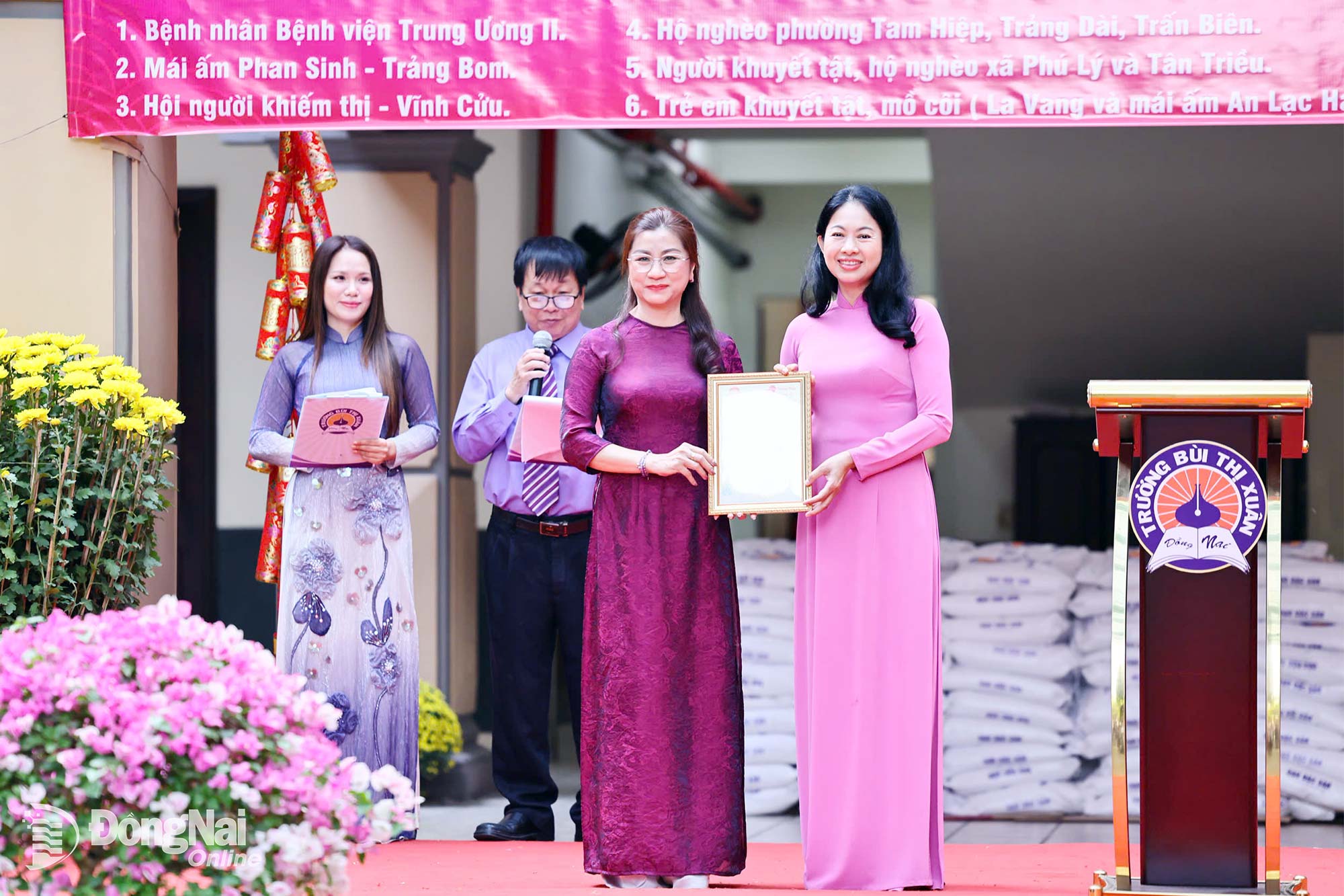 The Acting Chairman of the Tam Hiep Ward People’s Committee (wearing a pink shirt) presents a letter of appreciation recognizing the school’s contributions to supporting disadvantaged residents. Photo: Cong Nghia

