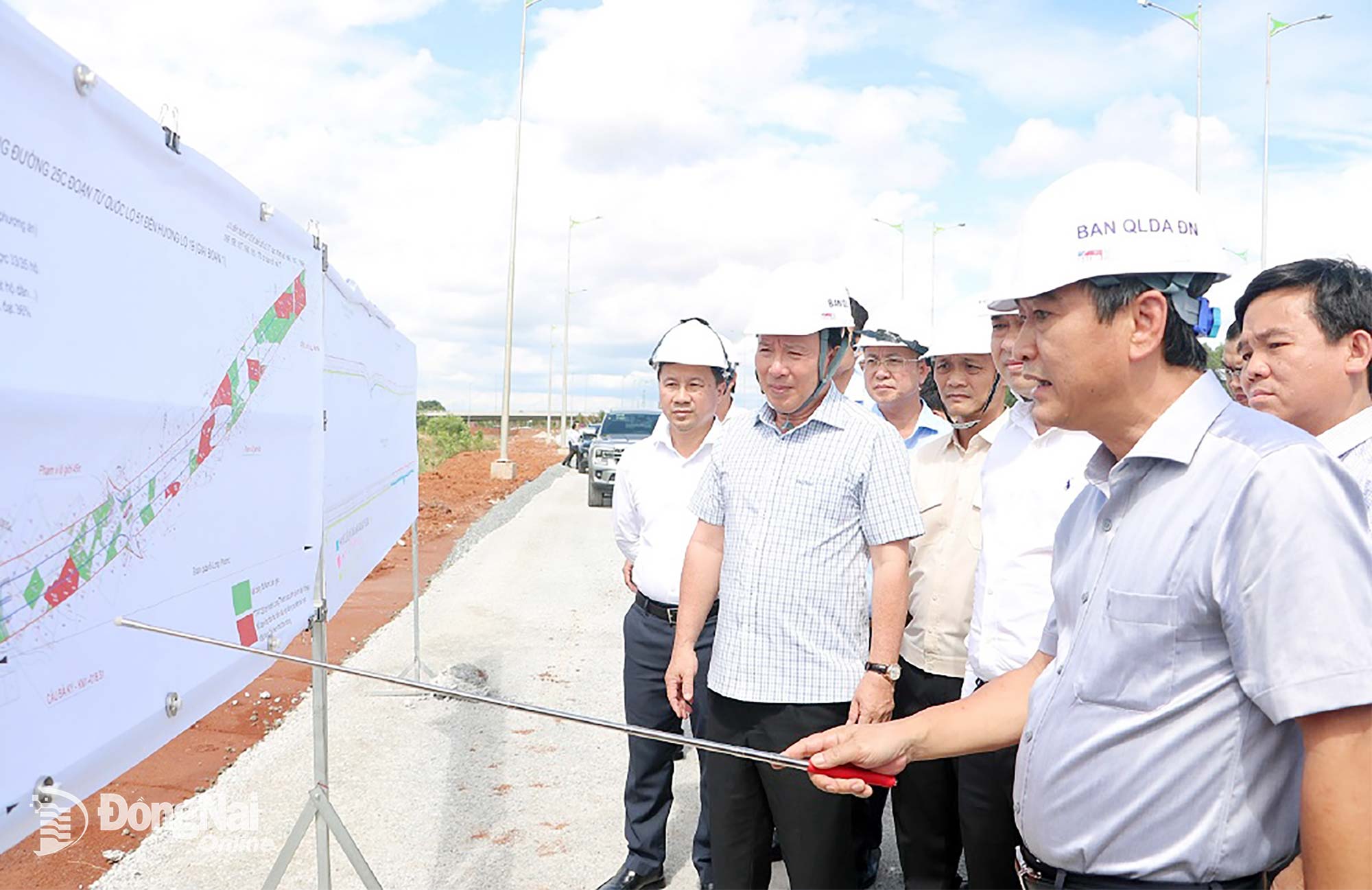 Đại diện Ban Quản lý dự án đầu tư xây dựng tỉnh báo cáo tiến độ công tác giải phóng mặt bằng và thi công Dự án Xây dựng đường tỉnh 25C. Ảnh: Phạm Tùng