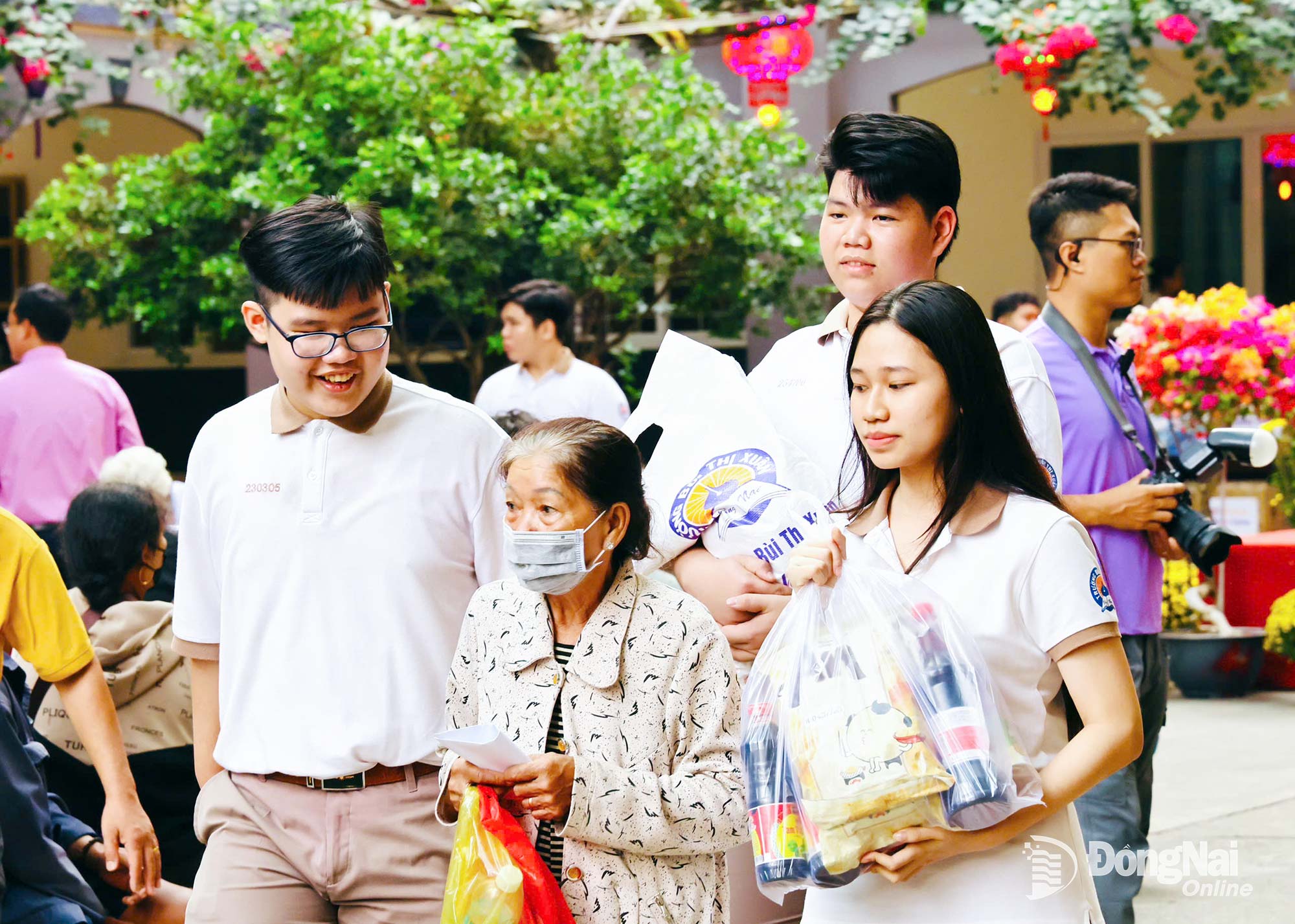 Students help elderly recipients carry their belongings after the gift-giving ceremony. Photo: Cong Nghia

