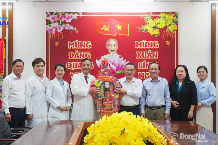 Phó Chủ tịch UBND tỉnh Lê Trường Sơn thăm, tặng quà Tết các bệnh viện