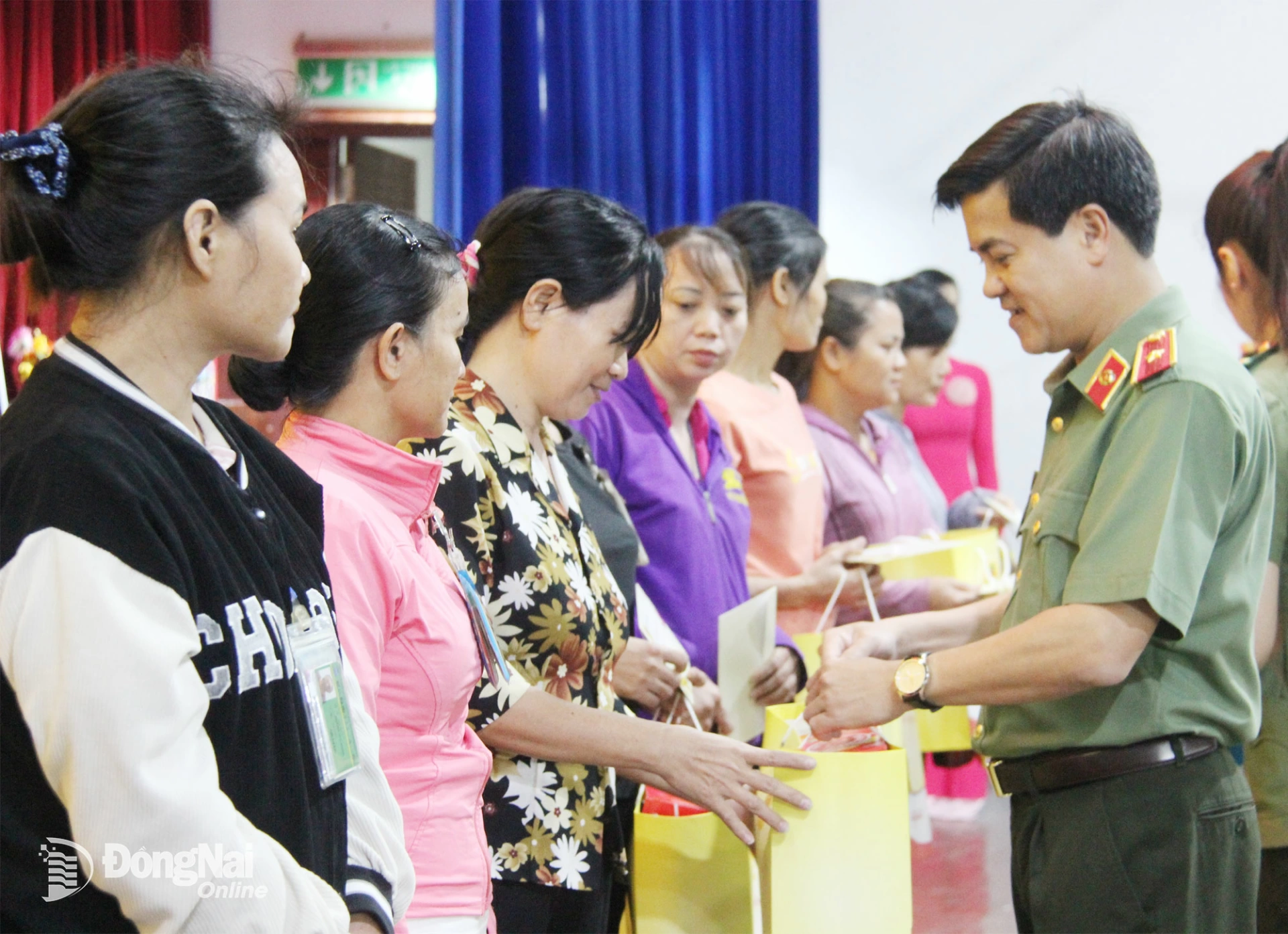 Major General Nguyen Duc Hai, Member of the Standing Committee of the Provincial Party Committee, Director of Dong Nai Provincial Police, presents gifts to workers. Photo: Tran Danh

