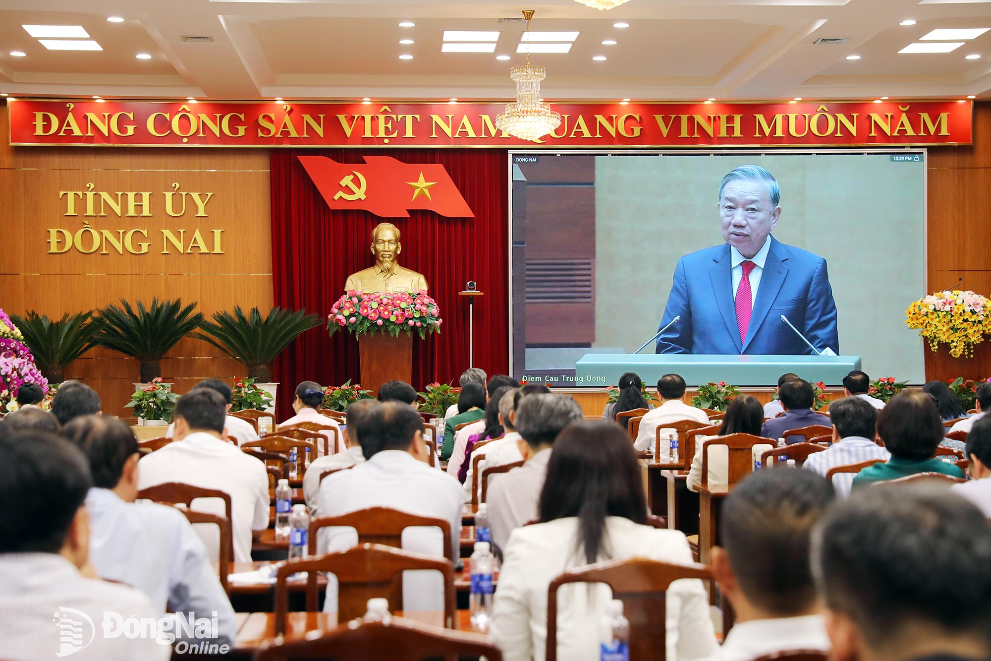 Provincial leaders and departments, agencies and sectors attend the national conference to study, learn, thoroughly grasp, and implement the Resolution of the 14th National Party Congress at the Dong Nai Provincial Party Committees online connection point. Photo: Huy Anh

