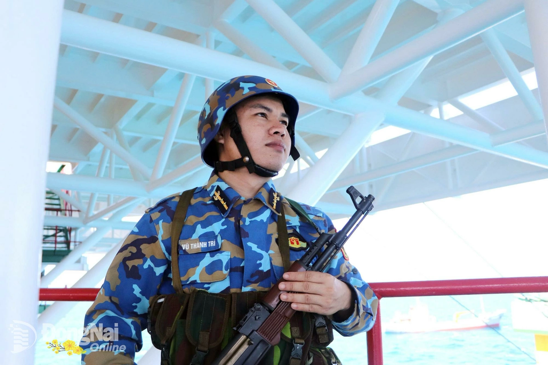 Soldiers stationed at the DK1 platforms stand guard while on duty to safeguard the Fatherland’s waters. Photo: Ngoc Lien

