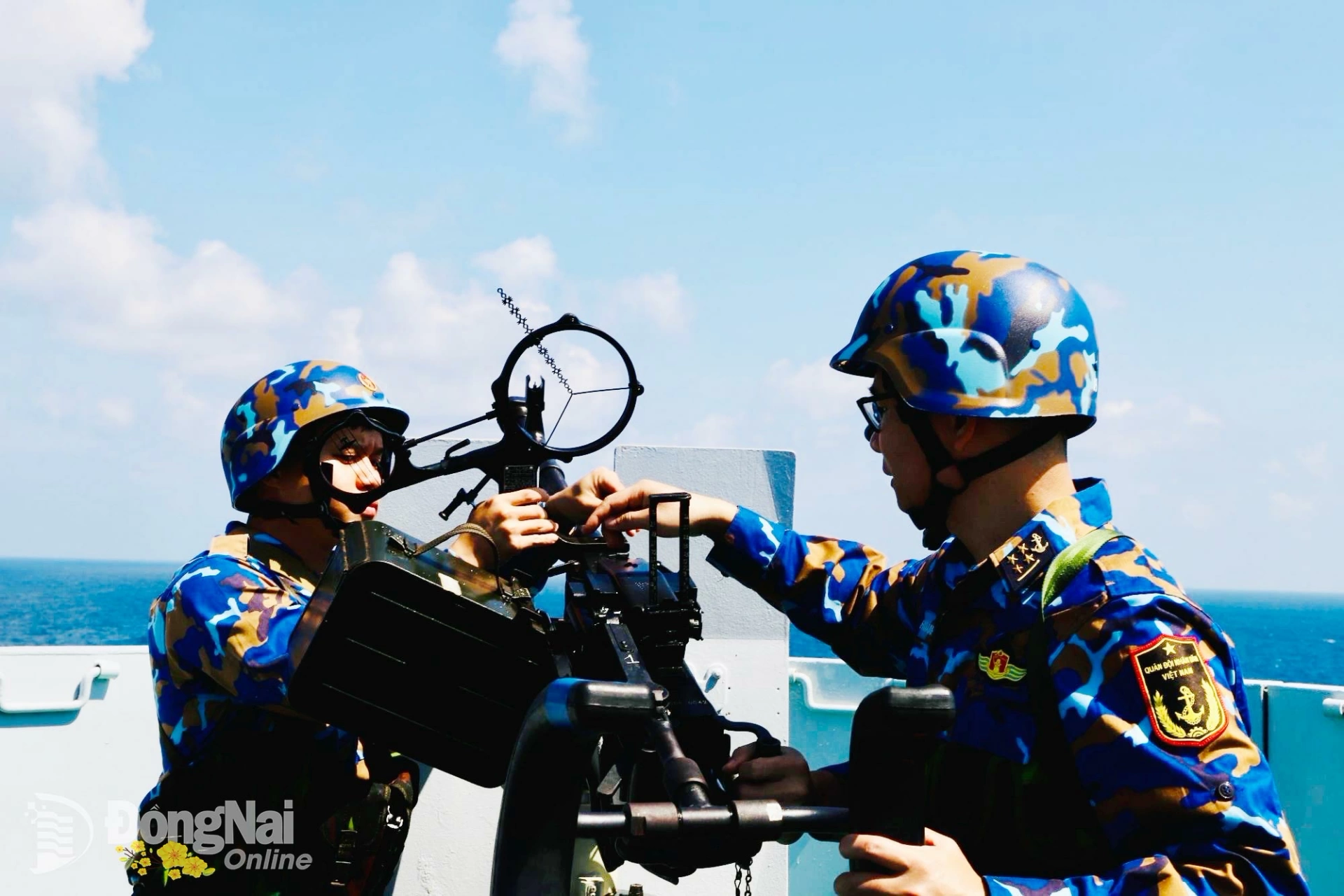 Even as they celebrate spring and Tet, the officers and soldiers stationed on DK1 platforms always maintain high combat readiness. Photo: B. Nguyen

