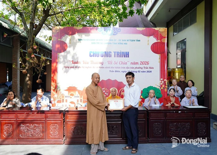 350 phần quà Tết tặng người dân khó khăn tại phường Trấn Biên và Tân Triều