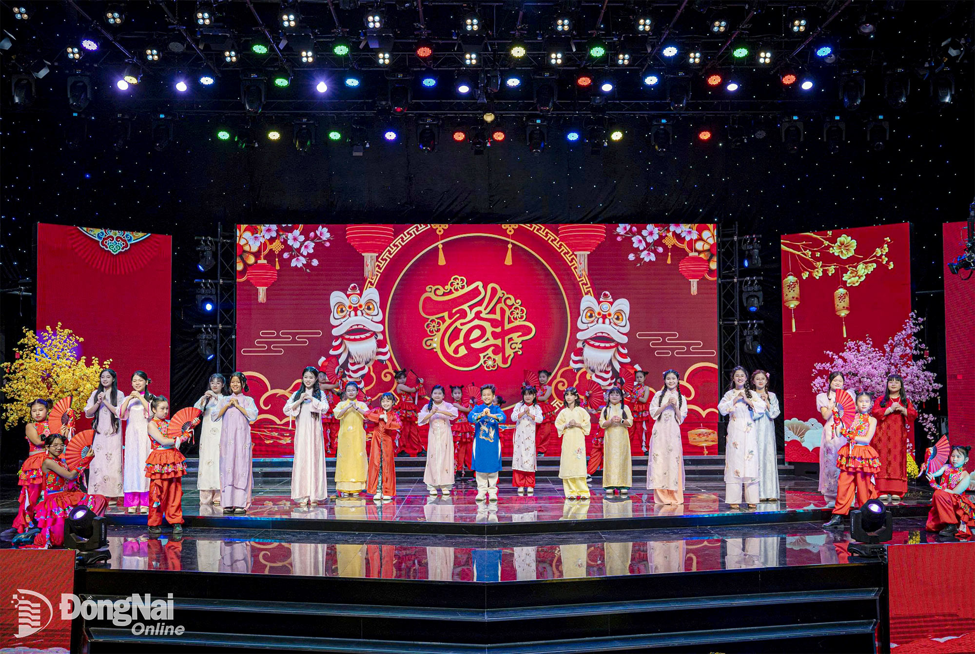 Thanh thiếu nhi tỉnh Đồng Nai mang đến không khí rộn ràng, ấm áp và niềm vui sum vầy trong những ngày đầu Xuân qua ca khúc “Tết đón Xuân về”, sáng tác Châu Đăng Khoa, trong chương trình ca nhạc “Thanh âm mùa Xuân”. Ảnh: Phương Dung