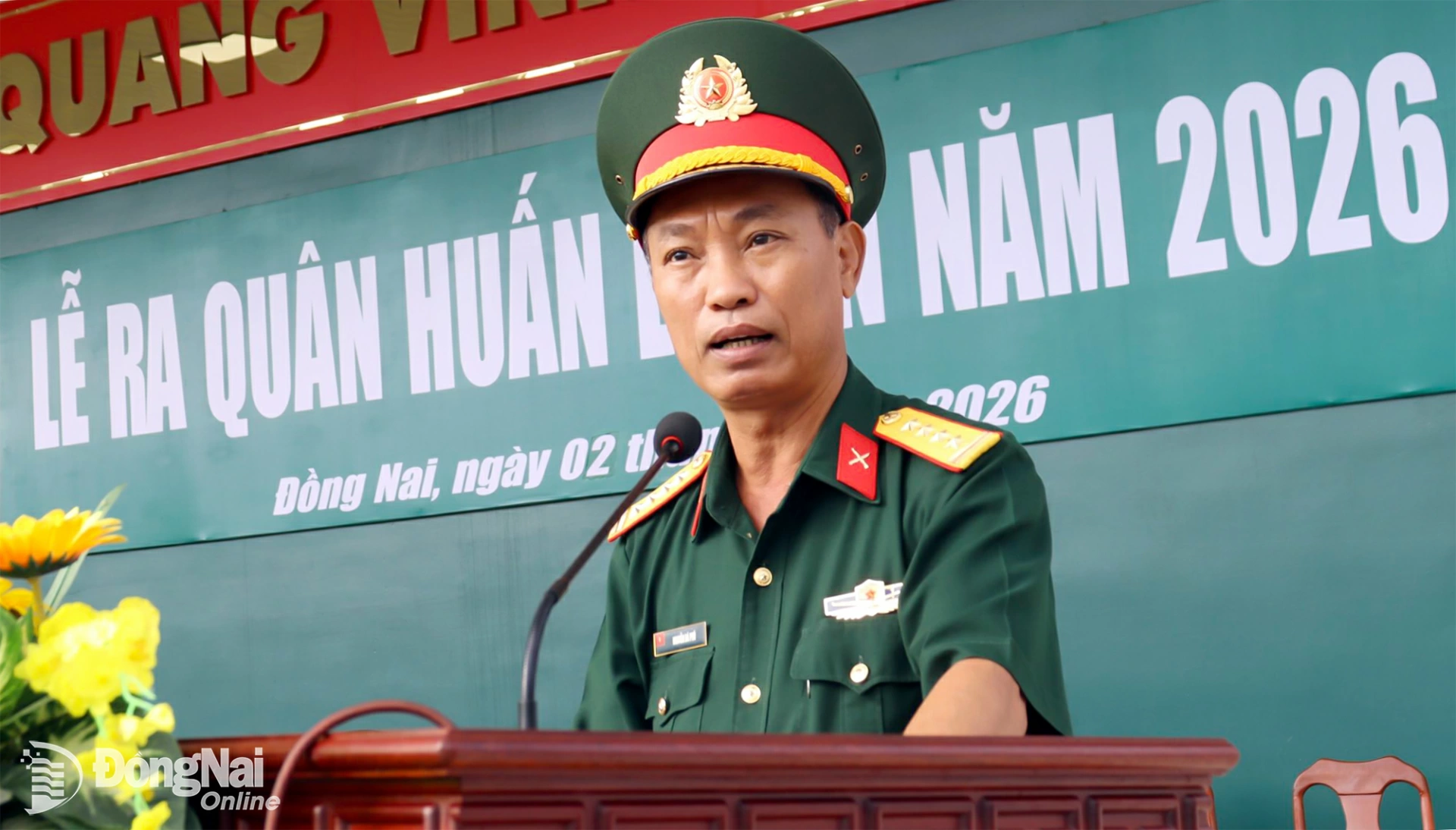 Đại tá Nguyễn Bá Phú, Phó Chỉ huy trưởng Bộ Chỉ huy Quân sự tỉnh nhận xét, rút kinh nghiệm sau buổi tổng duyệt lần 2. Ảnh: Nguyệt Hà