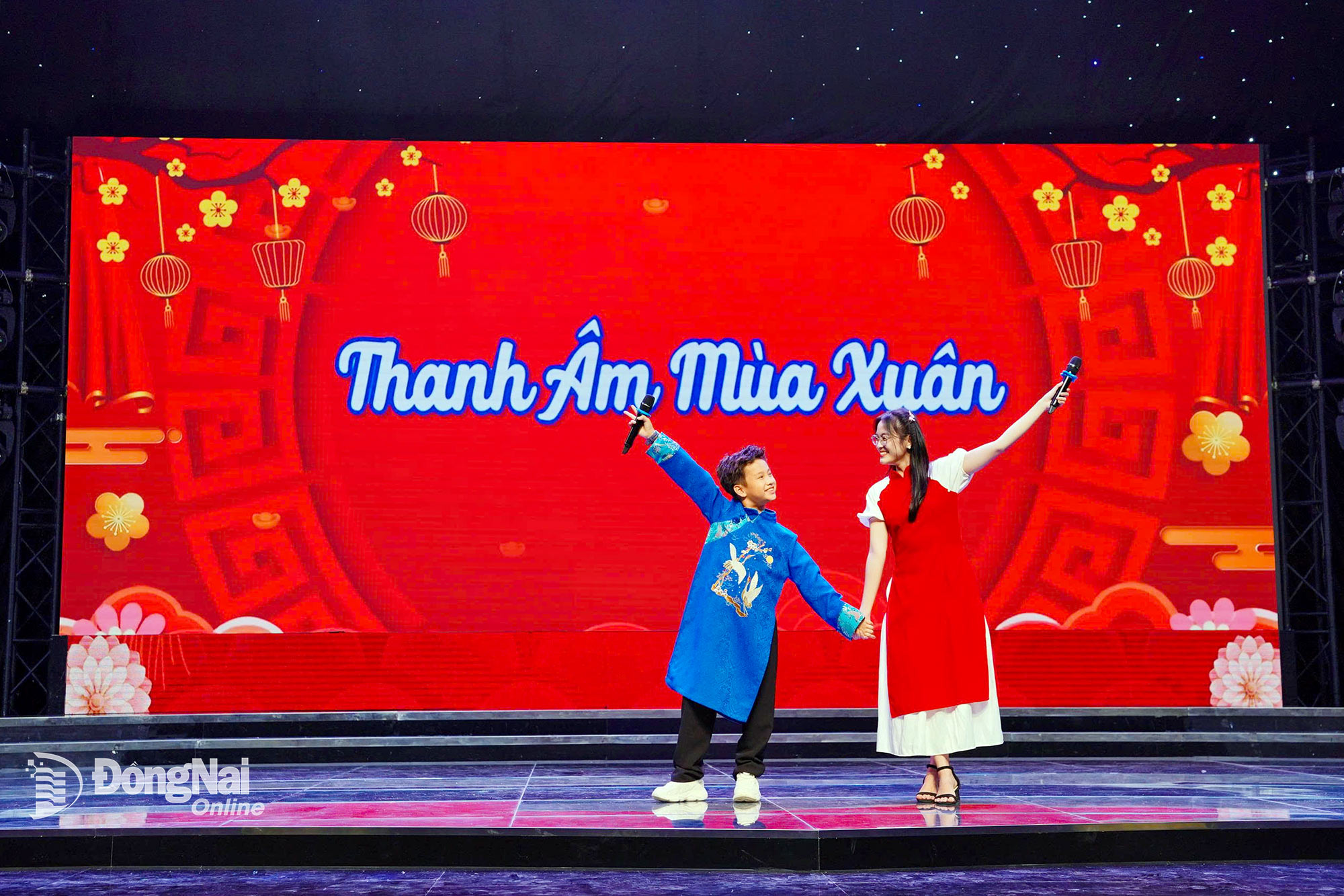  MC Thư Kỳ và Châu Phát tạo dáng chụp hình sau khi hoàn thành chương trình. Ảnh: Xuân Phú