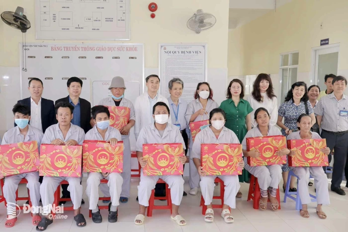 Thứ trưởng Bộ Y tế Trần Văn Thuấn thăm, chúc Tết tại Đồng Nai