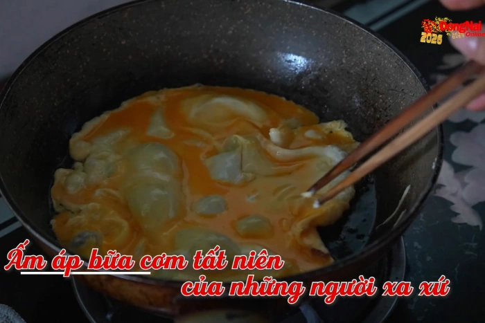 Ấm áp bữa cơm tất niên của những người xa xứ