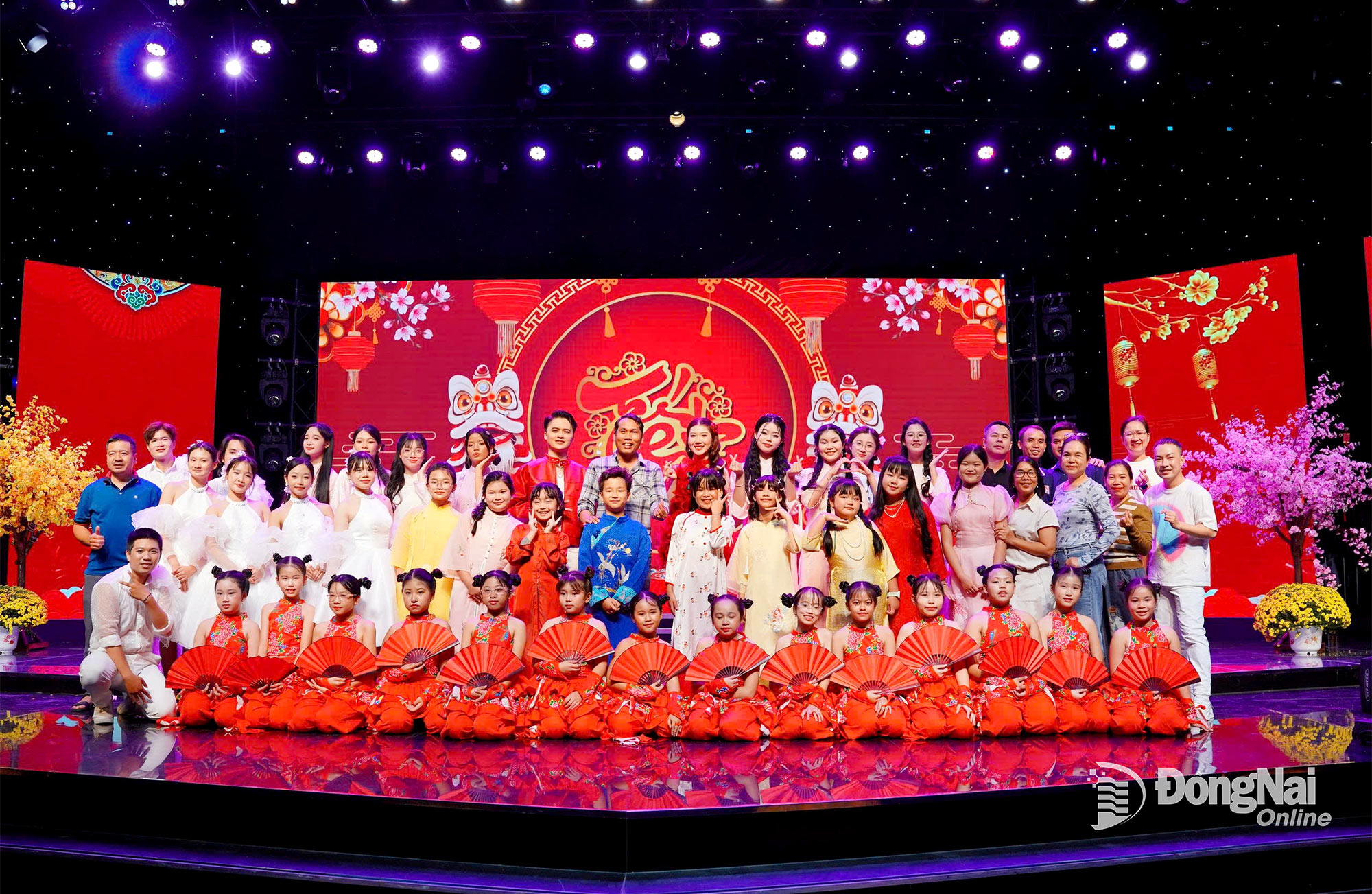 Ca sĩ và vũ đoàn lưu lại những khoảnh khắc đáng nhớ tại Báo và Phát thanh, Truyền hình Đồng Nai cùng ekip sản xuất chương trình “Nhịp điệu Vpop - Mừng xuân Bính Ngọ” với chủ đề “Xuân yêu thương” . Ảnh: Xuân Phú