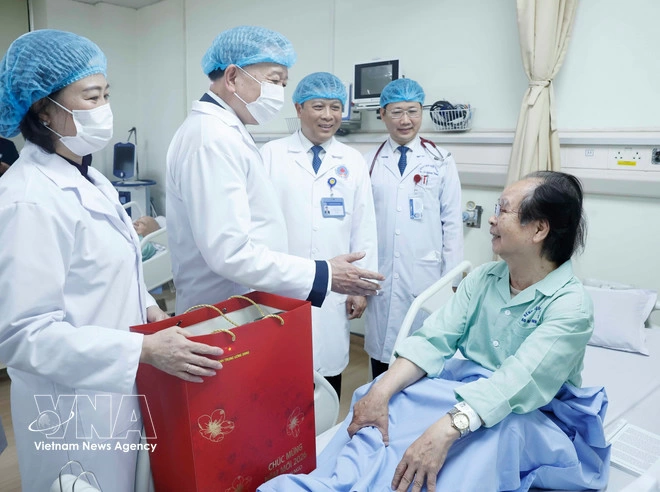 Party General Secretary To Lam visits a patient receiving treatment at the Huu Nghi Hospital. (Photo: VNA)