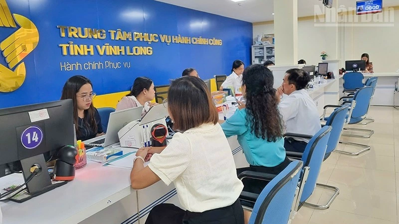 Người dân và doanh nghiệp đến làm thủ tục hành chính ở Trung tâm phục vụ hành chính công tỉnh Vĩnh Long. (Ảnh: Báo Nhân Dân)
