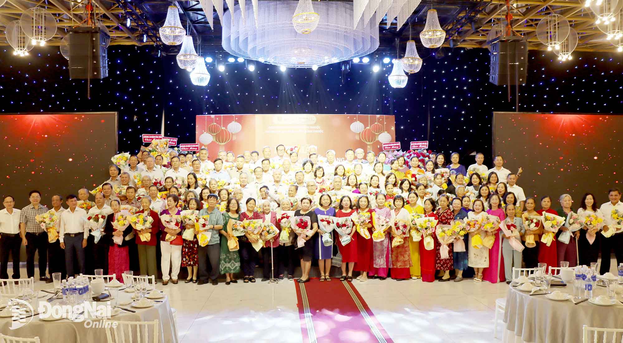 Lãnh đạo Agribank chi nhánh Bình Phước và Tây Bình Phước tặng hoa tri ân cán bộ hưu trí ngành ngân hàng qua các thời kỳ tại buổi họp mặt. Ảnh: Trung Quang