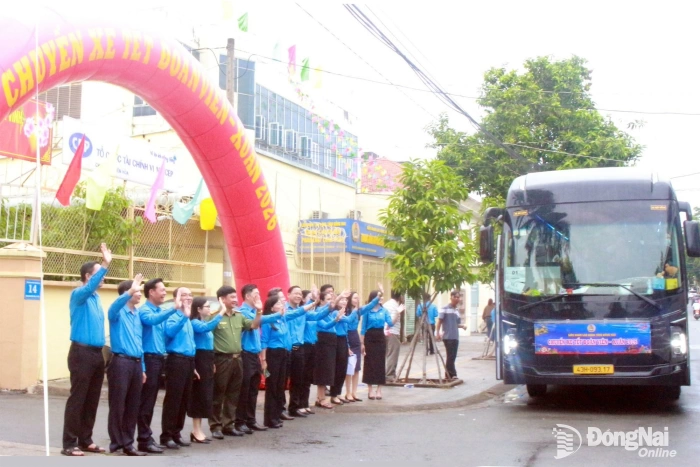 Công đoàn Đồng Nai tổ chức lễ tiễn hơn 500 công nhân về quê đón Tết