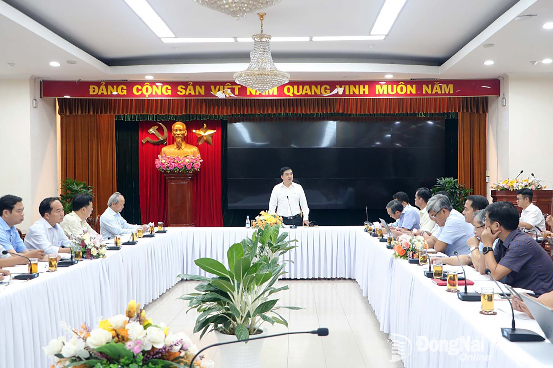 Tỉnh ủy viên, Phó Chủ tịch UBND tỉnh Hồ Văn Hà phát biểu tại buổi làm việc. Ảnh: Phạm Tùng