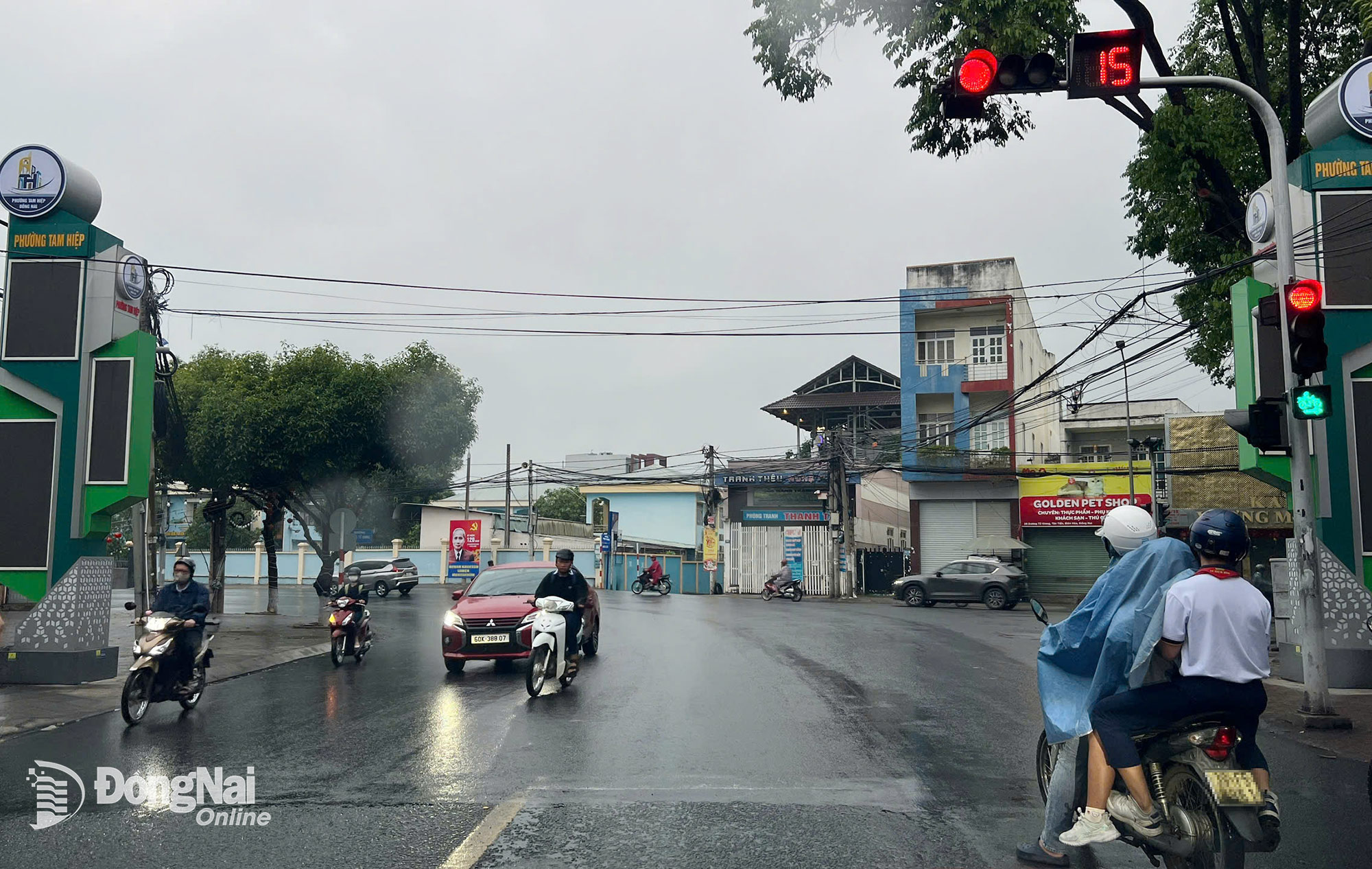 Người dân di chuyển trên đường Phan Trung (phường Tam Hiệp) sau cơn mưa trái mùa sáng 26-2. Ảnh: Kim Liễu