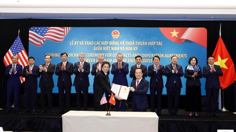 Tổng B&iacute; thư T&ocirc; L&acirc;m chứng kiến lễ trao giấy ph&eacute;p giữa Bộ Khoa học v&agrave; C&ocirc;ng nghệ v&agrave; C&ocirc;ng ty Starlink trao giấy ph&eacute;p cung cấp dịch vụ viễn th&ocirc;ng c&oacute; hạ tầng mạng (loại mạng viễn th&ocirc;ng cố định vệ tinh) cho C&ocirc;ng ty tr&aacute;ch nhiệm hữu hạn Starlink Services Việt Nam; giấy ph&eacute;p cung cấp dịch vụ viễn th&ocirc;ng c&oacute; hạ tầng mạng (loại mạng viễn th&ocirc;ng di động vệ tinh) cho C&ocirc;ng ty tr&aacute;ch nhiệm hữu hạn Starlink Services Việt Nam. (Ảnh: Thống Nhất/TTXVN)