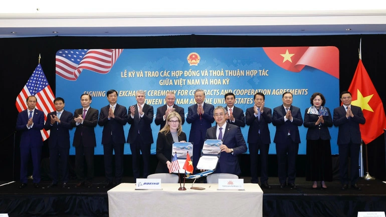 Tổng B&iacute; thư T&ocirc; L&acirc;m chứng kiến lễ k&yacute; Hợp đồng mua 50 m&aacute;y bay Boeing 737 MAX giữa Tổng C&ocirc;ng ty h&agrave;ng kh&ocirc;ng Việt Nam (Vietnam Airlines) v&agrave; Tập đo&agrave;n Boeing. (Ảnh: Thống Nhất/TTXVN)