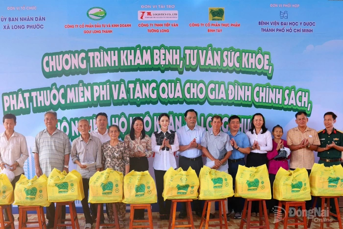 Phó Bí thư Tỉnh ủy Võ Tấn Đức tham dự chương trình tặng quà, khám bệnh, phát thuốc dịp Tết Nguyên đán