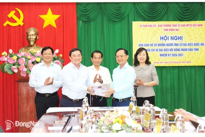 Bàn giao hồ sơ những người được giới thiệu ứng cử đại biểu Quốc hội khóa XVI và đại biểu HĐND các cấp, nhiệm kỳ 2026-2031