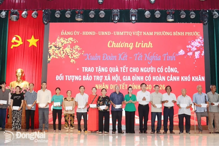 Phường Bình Phước trao 600 phần quà Tết cho người có công, đối tượng bảo trợ xã hội