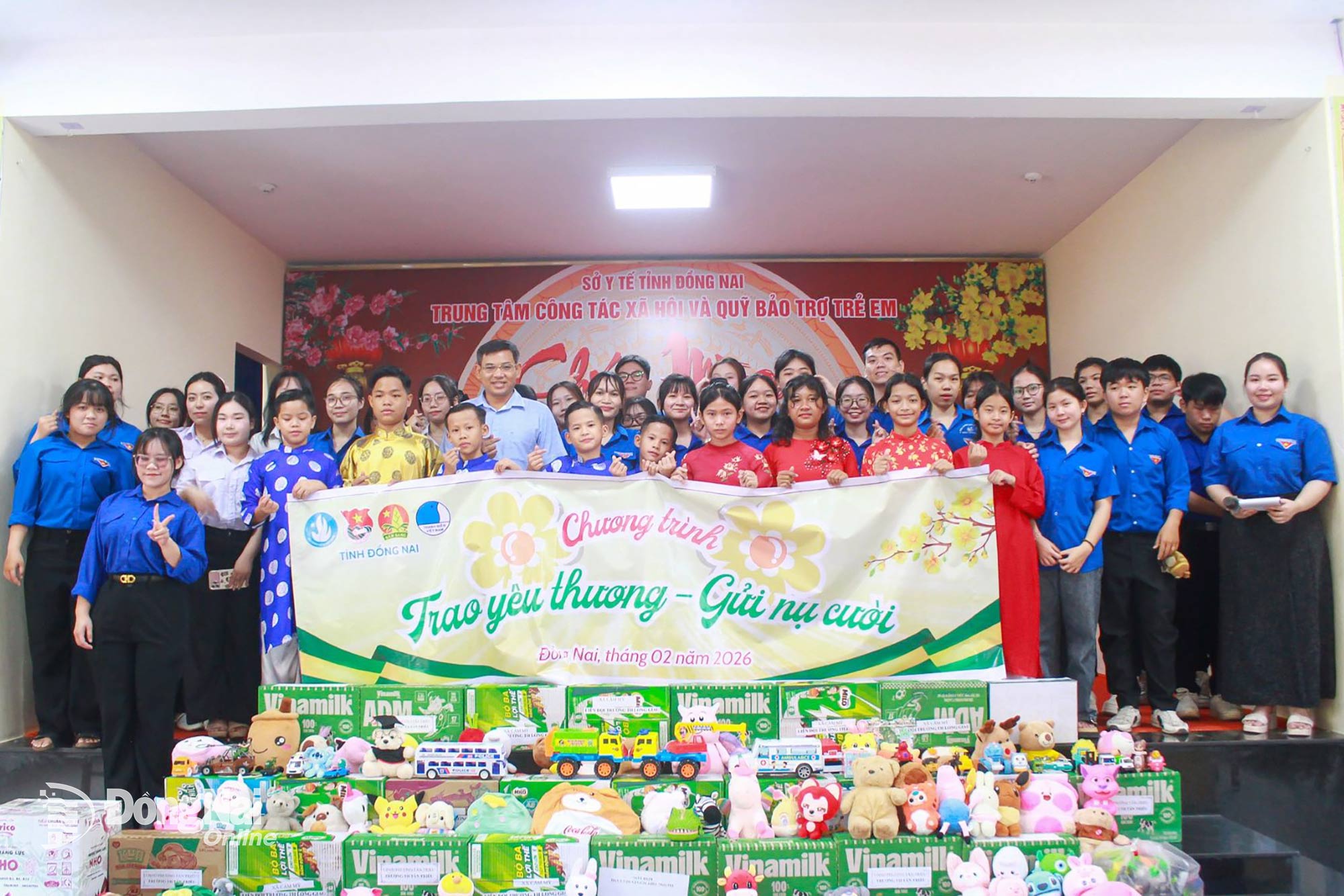 Representatives of the Provincial Youth Union, the Provincial Young Pioneers’ Council, and youth union members and students pose for photos with staff, employees, and children at the Provincial Social Work Center (Tam Hiep Ward). Photo: Courtesy of the Provincial Youth Union

