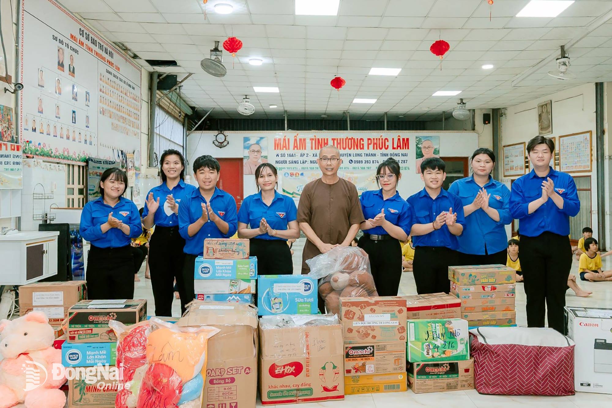 Representatives of the Provincial Youth Union, Provincial Young Pioneers’ Council, and youth union members and students presented gifts to representatives of Phuc Lam Shelter of Love (Long Thanh Commune). Photo: Courtesy of the Provincial Youth Union

