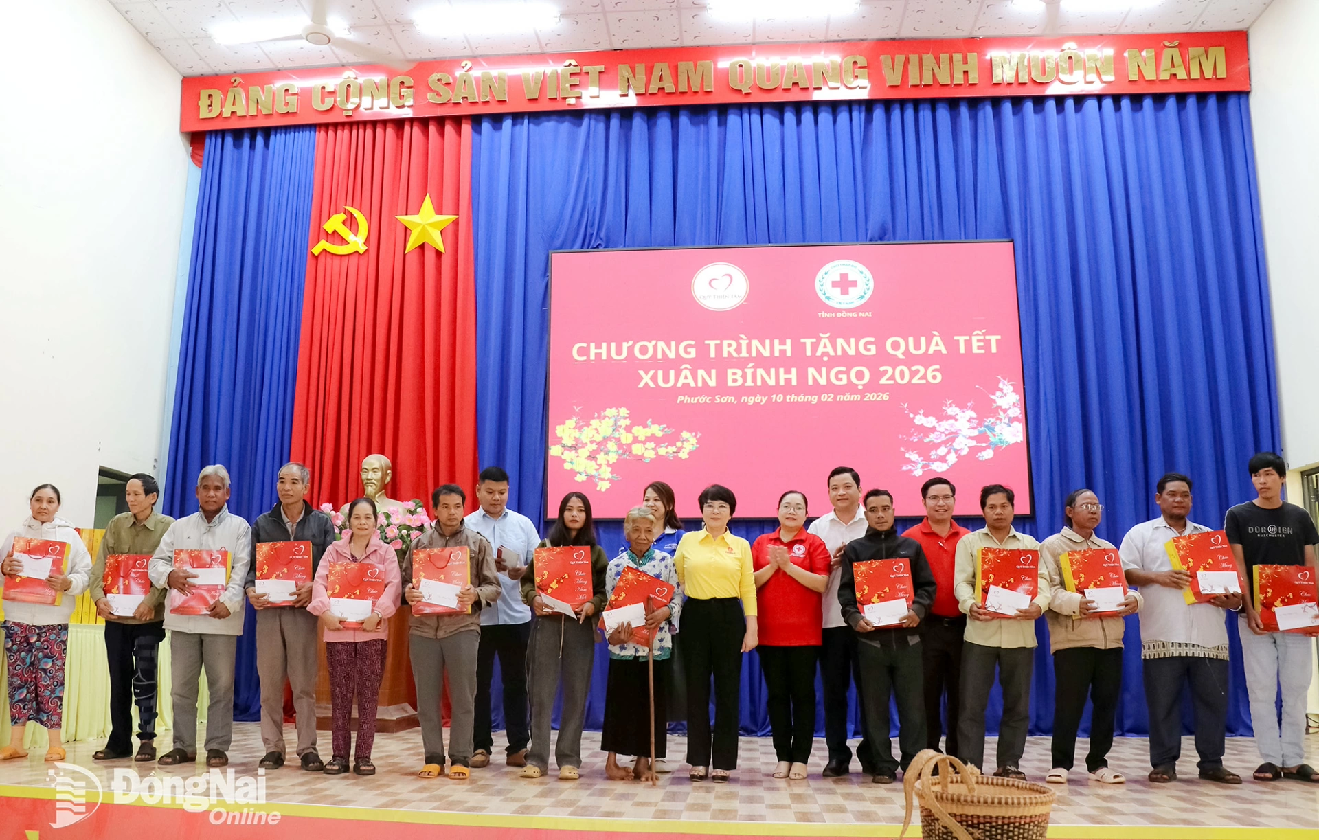 Ban Tổ chức trao quà cho các hộ dân xã Phước Sơn. Ảnh: Ngọc Huyền