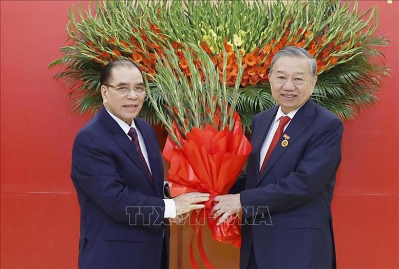 Nguyên Tổng Bí thư Nông Đức Mạnh tặng hoa chúc mừng Tổng Bí thư Tô Lâm - Ảnh: TTXVN


