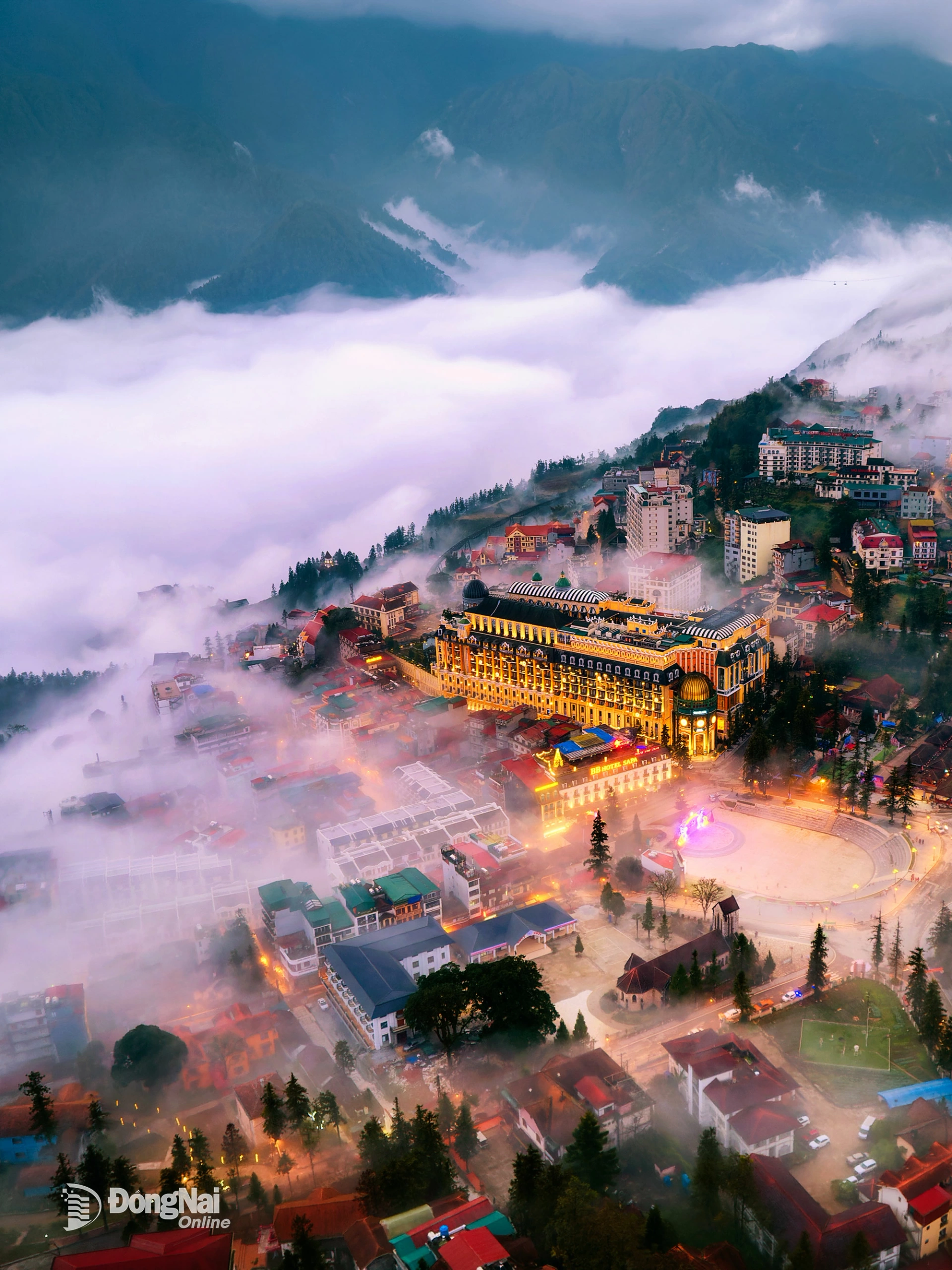 Hoàng hôn ở Quảng trường Sa Pa, tỉnh Lào Cai. Ảnh: Bùi Xuân Việt